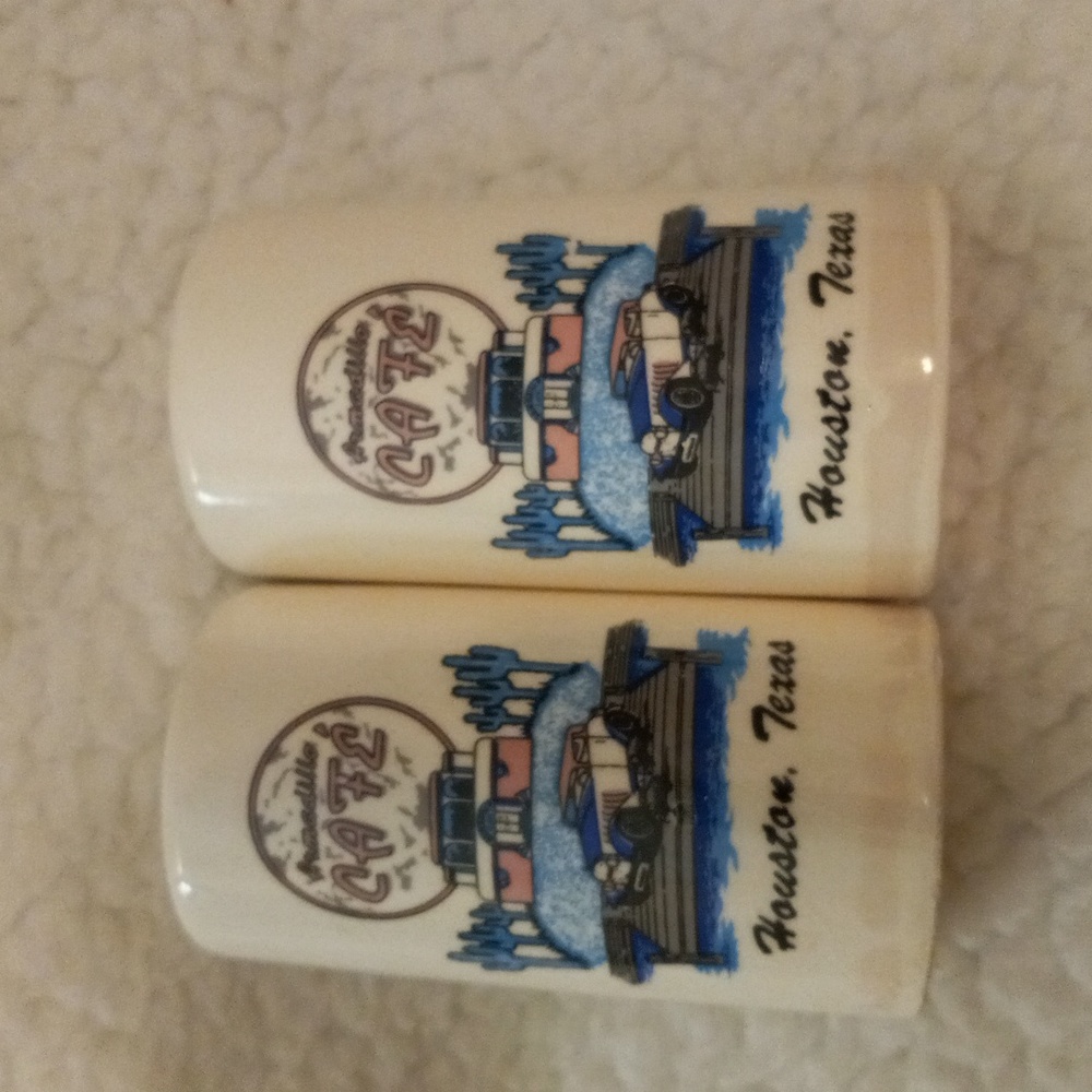Armadillo Cafe Houston Texas Salt and Pepper Shaker Set Vintage Retro Car